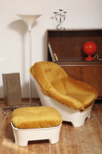 Szeroki fotel z podnóżkiem w stylu Space Age/Mid Century Modern w żółtym welurowym obiciu na białych lekkich cokołach z włókna szklanego, Włochy, lata 60. - obrazek 14