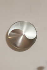 Srebrny lekki jednopunktowy kinkiet/lampa ścienna ze szczotkowanego aluminium "Yin-Yang" TYP C1636, projekt Hermiana Sneydersa de Vogel dla Raak Amsterdam, Holandia, lata 70. - obrazek 13
