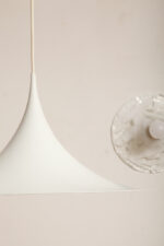 Duża (47 cm) biała metalowa jednopunktowa skandynawska lampa sufitowa/wisząca typu "Kapelusz Wiedźmy", Fog & Mørup, Dania, lata 70. - obrazek 13