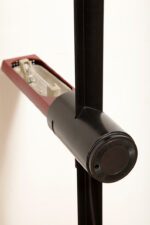 Smukła metalowa postmodernistyczna czarna lampa podłogowa Collona (Caltha) z regulowaną wysokością burgundowej głowicy, Gianfranco Frattini dla firmy Luci, Włochy, projekt z 1981 roku - obrazek 38