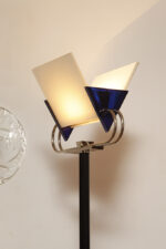 Jednopunktowa lampa połogowa "Triana" z kloszem złożonym z czterech szklanych płytek i z granatowymi półprzepuszczalnymi trójkątnymi uchwytami z tworzywa osadzonym na długim metalowym czarnym ramieniu, Postmodernizm i styl Memphis, projekt Perry King & Santiago Miranda dla Arteluce, Włochy, lata 80. - obrazek 13