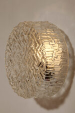 Szklany jednopunktowy okrągły przezroczysto lodowy kinkiet/lampa ścienna "Matrix" z geometrycznym i minimalistycznym wzorem osadzony na metalowej białej obejmie, Niemcy, lata 70. - obrazek 15