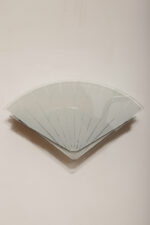 Jednopunktowa lampa ścienna/kinkiet ze szklanym płaskim mlecznobiałym kloszem w kształcie wachlarza osadzonym na metalowej czarnej podstawie, styl Memphis, Włochy, lata 80. - obrazek 15