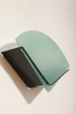 Jednopunktowa lampa ścienna/kinkiet z płaskim zielonym szklanym kloszem w kształcie wachlarza osadzonym na metalowej czarnej podstawie, styl Memphis, Włochy, lata 80. - obrazek 15