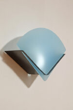 Jednopunktowa lampa ścienna/kinkiet z płaskim niebieskim szklanym kloszem w kształcie wachlarza osadzonym na metalowej czarnej podstawie, styl Memphis, Włochy, lata 80. - obrazek 14