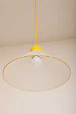 Szklana jednopunktowa lampa sufitowa z mlecznobiałym matowym częściowo reliefowym klosze w kształcie stożka z żółtymi dodatkami i podsufitką, Włochy, lata 80/90. - obrazek 18