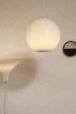 Jednopunktowa mlecznobiała duża (40 cm) lampa sufitowa z tworzywa w kształcie kuli z aluminiowym srebrnym odbłyśnikiem na dole, Philips, Holandia, lata 90. - obrazek 14