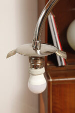 Jednopunktowa chromowana lampa podłogowa z ruchomym ramieniem z regulacją wysokości, fornirowanym w orzechu okrągłym blatem i szklanym kloszem w kształcie kuli, Art Deco/Bauhaus, projekt Robert Slezák z lat 30. XX wieku - obrazek 14