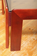 Kwadratowy niski stolik kawowy/pomocnik/stolik boczny na drewnianej konstrukcji o lekkim wiśniowym zabarwieniu ze szklanym dymionym w ciepłym odcieniu grubym blatem, projekt Afra i Tobia Scarpa dla Cassina, Włochy, lata 60. - obrazek 15