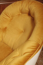 Szeroki fotel z podnóżkiem w stylu Space Age/Mid Century Modern w żółtym welurowym obiciu na białych lekkich cokołach z włókna szklanego, Włochy, lata 60. - obrazek 15