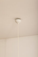 Bardzo duża (64,5 cm) biała minimalistyczna metalowa skandynawska jednopunktowa lampa wisząca, projekt Claus Bonderup i Torsten Thorup dla firmy Focus, Dania, lata 70/80. - obrazek 14