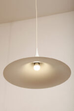 Duża (47 cm) biała metalowa jednopunktowa skandynawska lampa sufitowa/wisząca typu "Kapelusz Wiedźmy", Fog & Mørup, Dania, lata 70. - obrazek 14