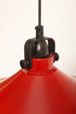 Czerwona metalowa jednopunktowa skandynawska lampa wisząca/sufitowa z czarnym uchwytem nad kloszem i czarną podsufitką, firma Decembre, Finlandia, lata 90. - obrazek 15