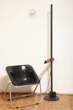 Smukła metalowa postmodernistyczna czarna lampa podłogowa Collona (Caltha) z regulowaną wysokością burgundowej głowicy, Gianfranco Frattini dla firmy Luci, Włochy, projekt z 1981 roku - obrazek 37