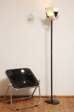 Jednopunktowa lampa połogowa "Triana" z kloszem złożonym z czterech szklanych płytek i z granatowymi półprzepuszczalnymi trójkątnymi uchwytami z tworzywa osadzonym na długim metalowym czarnym ramieniu, Postmodernizm i styl Memphis, projekt Perry King & Santiago Miranda dla Arteluce, Włochy, lata 80. - obrazek 14