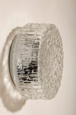 Szklany jednopunktowy okrągły przezroczysto lodowy kinkiet/lampa ścienna "Matrix" z geometrycznym i minimalistycznym wzorem osadzony na metalowej białej obejmie, Niemcy, lata 70. - obrazek 16