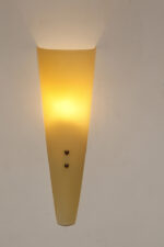 Duża (42 cm)smukła lampa ścienna/kinkiet ze szklanym dwuwarstwowym  jasnożółtym matowym kloszem osadzonym na metalowej oprawie, Steinhauer, Holandia, po 2000 roku - obrazek 16