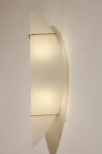 Bardzo duża (70 cm) dwupunktowa lampa ścienna/kinkiet w kształcie półksiężyca ze szklanym matowym mlecznobiałym dwuwarstwowym kloszem, Metal-Lux, Włochy, około 2000 roku - obrazek 15