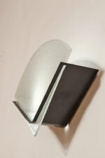 Jednopunktowa lampa ścienna/kinkiet ze szklanym płaskim mlecznobiałym kloszem w kształcie wachlarza osadzonym na metalowej czarnej podstawie, styl Memphis, Włochy, lata 80. - obrazek 16