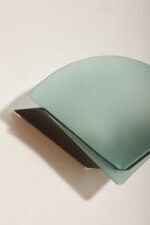 Jednopunktowa lampa ścienna/kinkiet z płaskim zielonym szklanym kloszem w kształcie wachlarza osadzonym na metalowej czarnej podstawie, styl Memphis, Włochy, lata 80. - obrazek 16