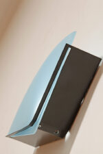 Jednopunktowa lampa ścienna/kinkiet z płaskim niebieskim szklanym kloszem w kształcie wachlarza osadzonym na metalowej czarnej podstawie, styl Memphis, Włochy, lata 80. - obrazek 15