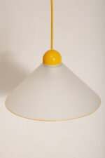 Szklana jednopunktowa lampa sufitowa z mlecznobiałym matowym częściowo reliefowym klosze w kształcie stożka z żółtymi dodatkami i podsufitką, Włochy, lata 80/90. - obrazek 19