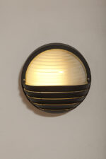 Dwupunktowa okrągła outdoorowa lampa ścienna/kinkiet ze szklanym reliefowym mlecznobiałym kloszem w czarnej w połowie ażurowej oprawie z tworzywa, firma Prisma, Włochy, lata 80/90. - obrazek 16