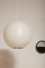 Jednopunktowa mlecznobiała duża (40 cm) lampa sufitowa z tworzywa w kształcie kuli z aluminiowym srebrnym odbłyśnikiem na dole, Philips, Holandia, lata 90. - obrazek 15