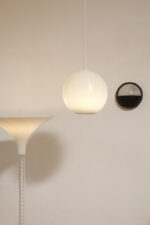 Jednopunktowa mlecznobiała lampa sufitowa z tworzywa w kształcie kuli z aluminiowym srebrnym odbłyśnikiem na dole, Philips, Holandia, lata 90. - obrazek 16