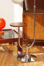 Jednopunktowa chromowana lampa podłogowa z ruchomym ramieniem z regulacją wysokości, fornirowanym w orzechu okrągłym blatem i szklanym kloszem w kształcie kuli, Art Deco/Bauhaus, projekt Robert Slezák z lat 30. XX wieku - obrazek 15