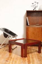 Kwadratowy niski stolik kawowy/pomocnik/stolik boczny na drewnianej konstrukcji o lekkim wiśniowym zabarwieniu ze szklanym dymionym w ciepłym odcieniu grubym blatem, projekt Afra i Tobia Scarpa dla Cassina, Włochy, lata 60. - obrazek 16