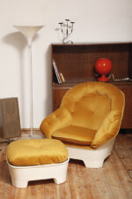 Szeroki fotel z podnóżkiem w stylu Space Age/Mid Century Modern w żółtym welurowym obiciu na białych lekkich cokołach z włókna szklanego, Włochy, lata 60. - obrazek 16