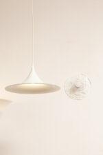 Duża (47 cm) biała metalowa jednopunktowa skandynawska lampa sufitowa/wisząca typu "Kapelusz Wiedźmy", Fog & Mørup, Dania, lata 70. - obrazek 15