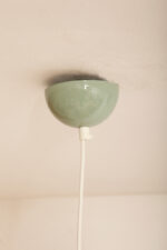 Jasnozielona metalowa jednopunktowa lampa wisząca/sufitowa  w kształcie kopuły, Polska, lata 80. - obrazek 15