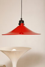 Czerwona metalowa jednopunktowa skandynawska lampa wisząca/sufitowa z czarnym uchwytem nad kloszem i czarną podsufitką, firma Decembre, Finlandia, lata 90. - obrazek 16