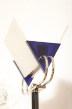 Jednopunktowa lampa połogowa "Triana" z kloszem złożonym z czterech szklanych płytek i z granatowymi półprzepuszczalnymi trójkątnymi uchwytami z tworzywa osadzonym na długim metalowym czarnym ramieniu, Postmodernizm i styl Memphis, projekt Perry King & Santiago Miranda dla Arteluce, Włochy, lata 80. - obrazek 15