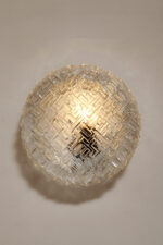 Szklany jednopunktowy okrągły przezroczysto lodowy kinkiet/lampa ścienna "Matrix" z geometrycznym i minimalistycznym wzorem osadzony na metalowej białej obejmie, Niemcy, lata 70. - obrazek 17