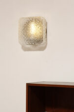 Szklany masywny fakturowy przeźroczysto lodowy kwadratowy jednopunktowy kinkiet/lampa ścienna z czarnym uchwytem z tworzywa, RZB (Rudolf Zimmermann Bamberg) Leuchten, Niemcy, lata 70. - obrazek 17