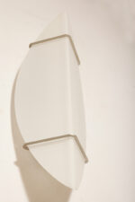 Bardzo duża (70 cm) dwupunktowa lampa ścienna/kinkiet w kształcie półksiężyca ze szklanym matowym mlecznobiałym dwuwarstwowym kloszem, Metal-Lux, Włochy, około 2000 roku - obrazek 16