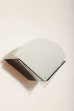 Jednopunktowa lampa ścienna/kinkiet ze szklanym płaskim mlecznobiałym kloszem w kształcie wachlarza osadzonym na metalowej czarnej podstawie, styl Memphis, Włochy, lata 80. - obrazek 17