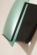 Jednopunktowa lampa ścienna/kinkiet z płaskim zielonym szklanym kloszem w kształcie wachlarza osadzonym na metalowej czarnej podstawie, styl Memphis, Włochy, lata 80. - obrazek 17