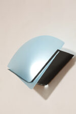 Jednopunktowa lampa ścienna/kinkiet z płaskim niebieskim szklanym kloszem w kształcie wachlarza osadzonym na metalowej czarnej podstawie, styl Memphis, Włochy, lata 80. - obrazek 16