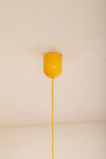 Szklana jednopunktowa lampa sufitowa z mlecznobiałym matowym częściowo reliefowym klosze w kształcie stożka z żółtymi dodatkami i podsufitką, Włochy, lata 80/90. - obrazek 20