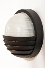 Dwupunktowa okrągła outdoorowa lampa ścienna/kinkiet ze szklanym reliefowym mlecznobiałym kloszem w czarnej w połowie ażurowej oprawie z tworzywa, firma Prisma, Włochy, lata 80/90. - obrazek 17