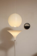 Jednopunktowa mlecznobiała duża (40 cm) lampa sufitowa z tworzywa w kształcie kuli z aluminiowym srebrnym odbłyśnikiem na dole, Philips, Holandia, lata 90. - obrazek 16