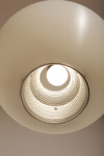 Jednopunktowa mlecznobiała lampa sufitowa z tworzywa w kształcie kuli z aluminiowym srebrnym odbłyśnikiem na dole, Philips, Holandia, lata 90. - obrazek 17