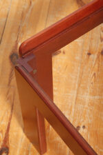 Kwadratowy niski stolik kawowy/pomocnik/stolik boczny na drewnianej konstrukcji o lekkim wiśniowym zabarwieniu ze szklanym dymionym w ciepłym odcieniu grubym blatem, projekt Afra i Tobia Scarpa dla Cassina, Włochy, lata 60. - obrazek 17