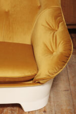 Szeroki fotel z podnóżkiem w stylu Space Age/Mid Century Modern w żółtym welurowym obiciu na białych lekkich cokołach z włókna szklanego, Włochy, lata 60. - obrazek 17