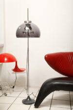 Dwupunktowa filigranowa lampa podłogowa z regulowaną wysokością jasnoszarego klosza z lekkiego półprzepuszczalnego tworzywa/akrylu i metalową grafitową podstawą, Space Age, Gepo, Holandia, lata 70. - obrazek 16