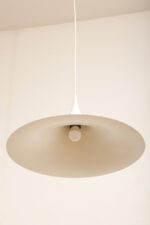 Duża (47 cm) biała metalowa jednopunktowa skandynawska lampa sufitowa/wisząca typu "Kapelusz Wiedźmy", Fog & Mørup, Dania, lata 70. - obrazek 16